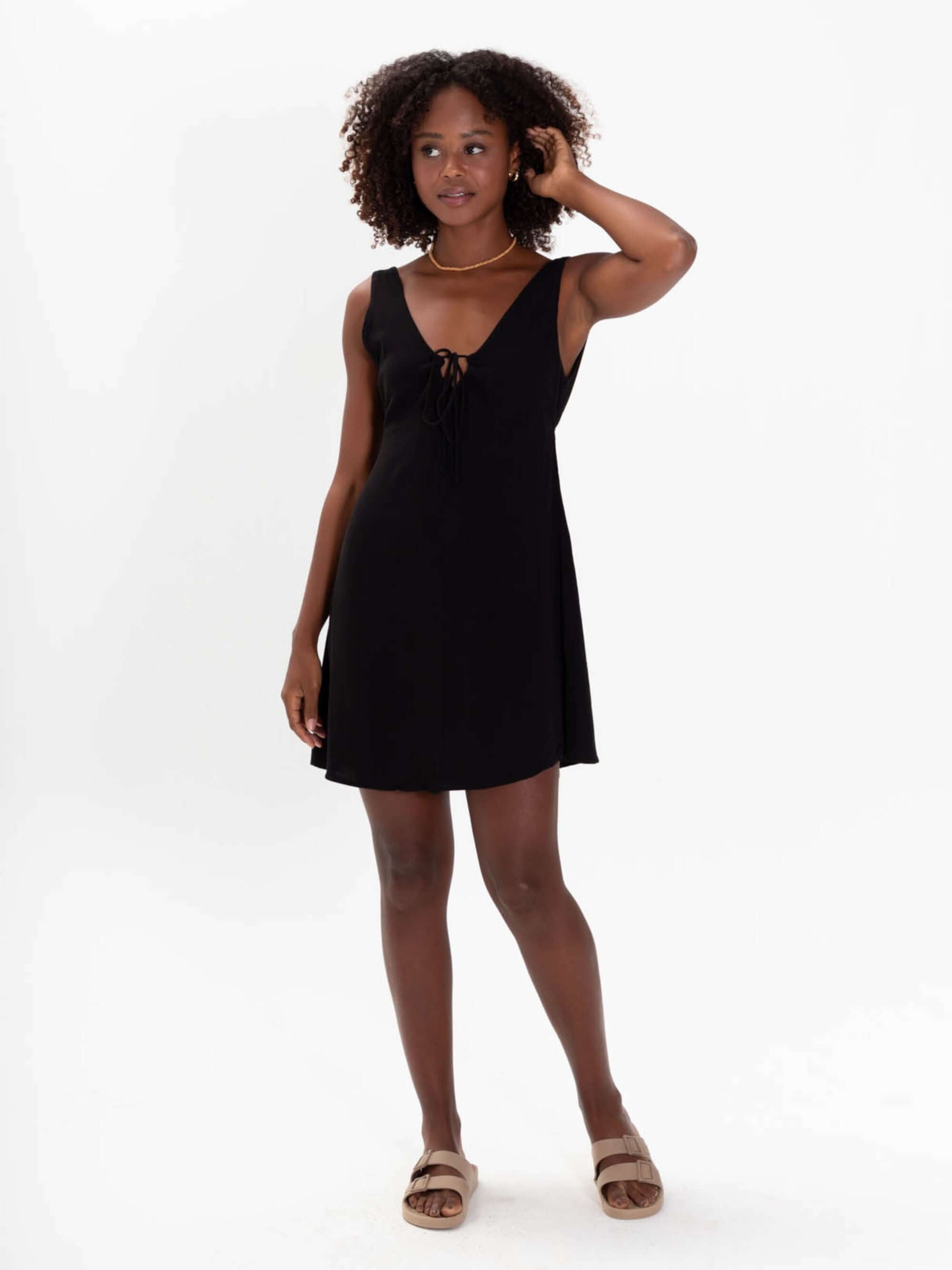 Vestido curto Elsa preto da marca Greenish, modelo versátil e elegante, ideal para diversas ocasiões.