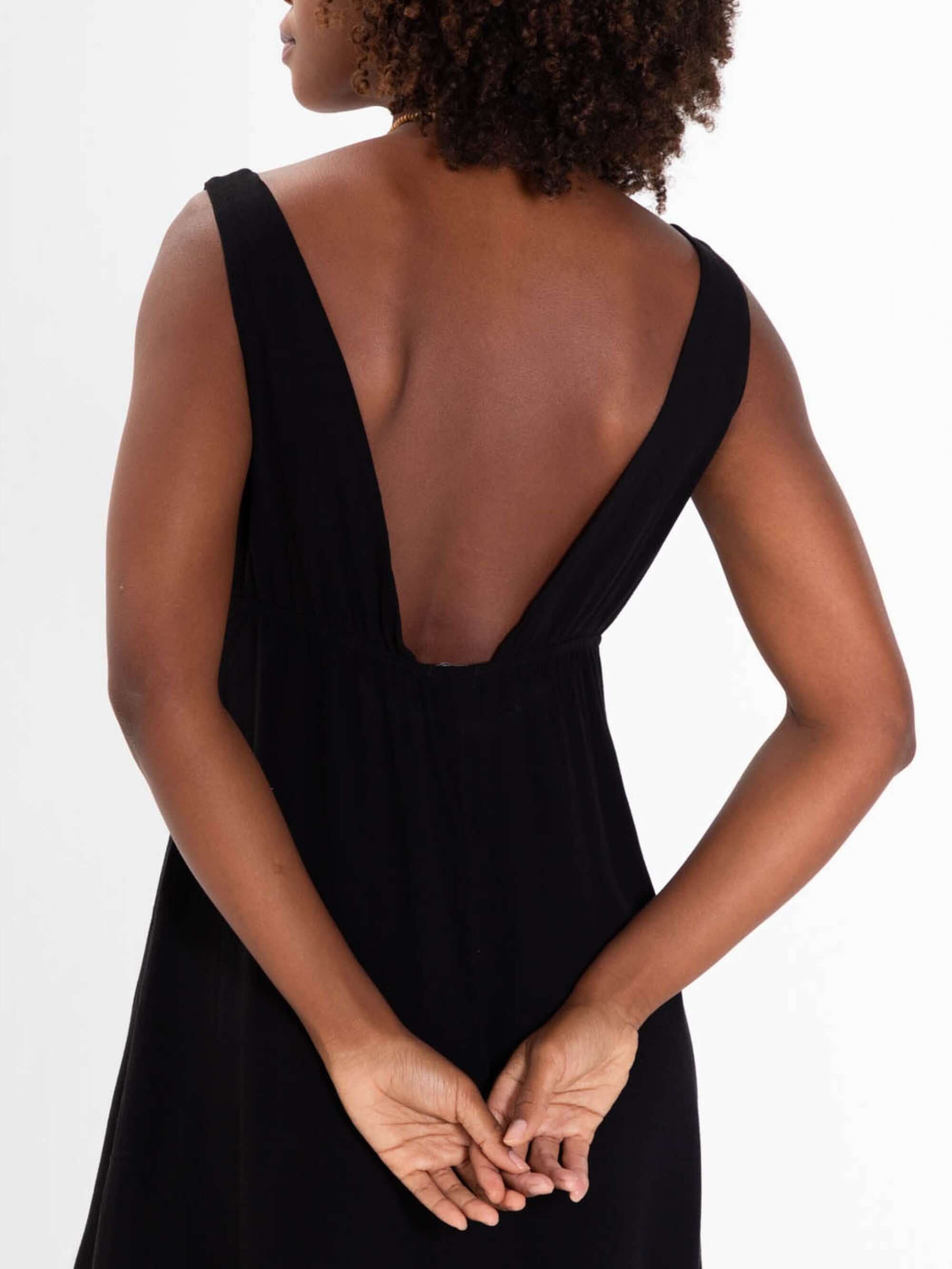 Vestido curto Elsa da Greenish na cor preta, mostrando as costas e detalhes do tecido.