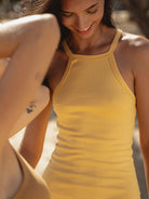 Vestido curto halter neck amarelo da Greenish, modelagem ajustada e confortável, ideal para looks casuais.