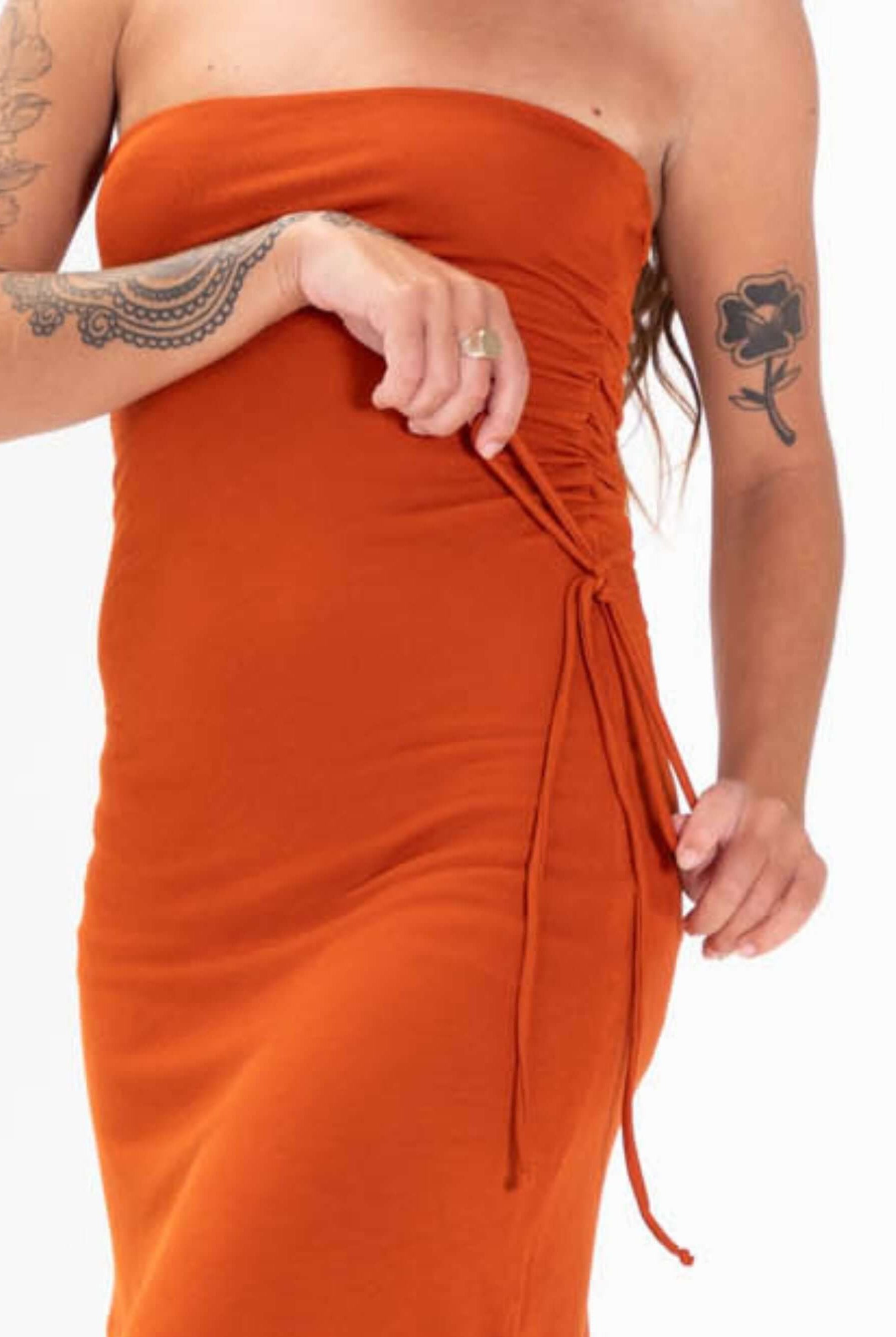 Vestido curto Jaya na cor telha da Greenish, ajustado com detalhe de amarração, destacando estilo e conforto.