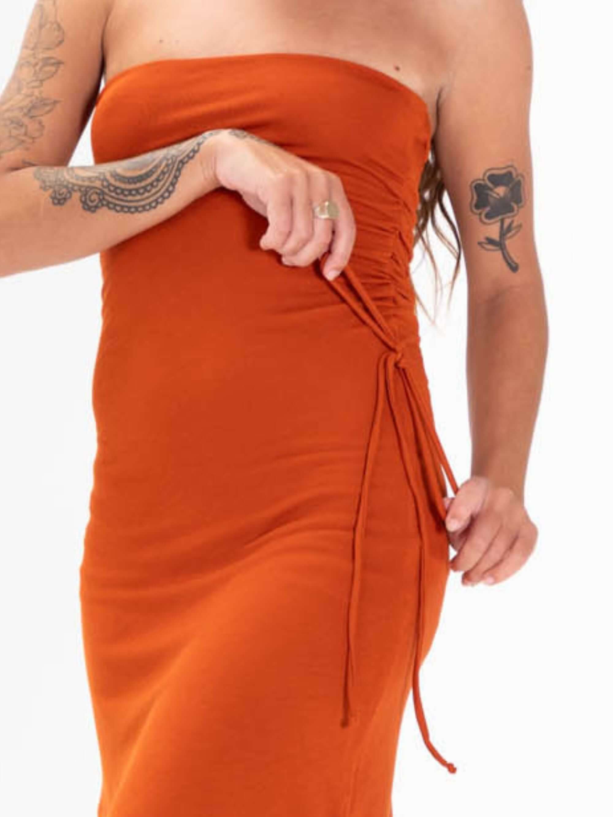 Vestido curto Jaya na cor telha da Greenish, ajustado com detalhe de amarração, destacando estilo e conforto.