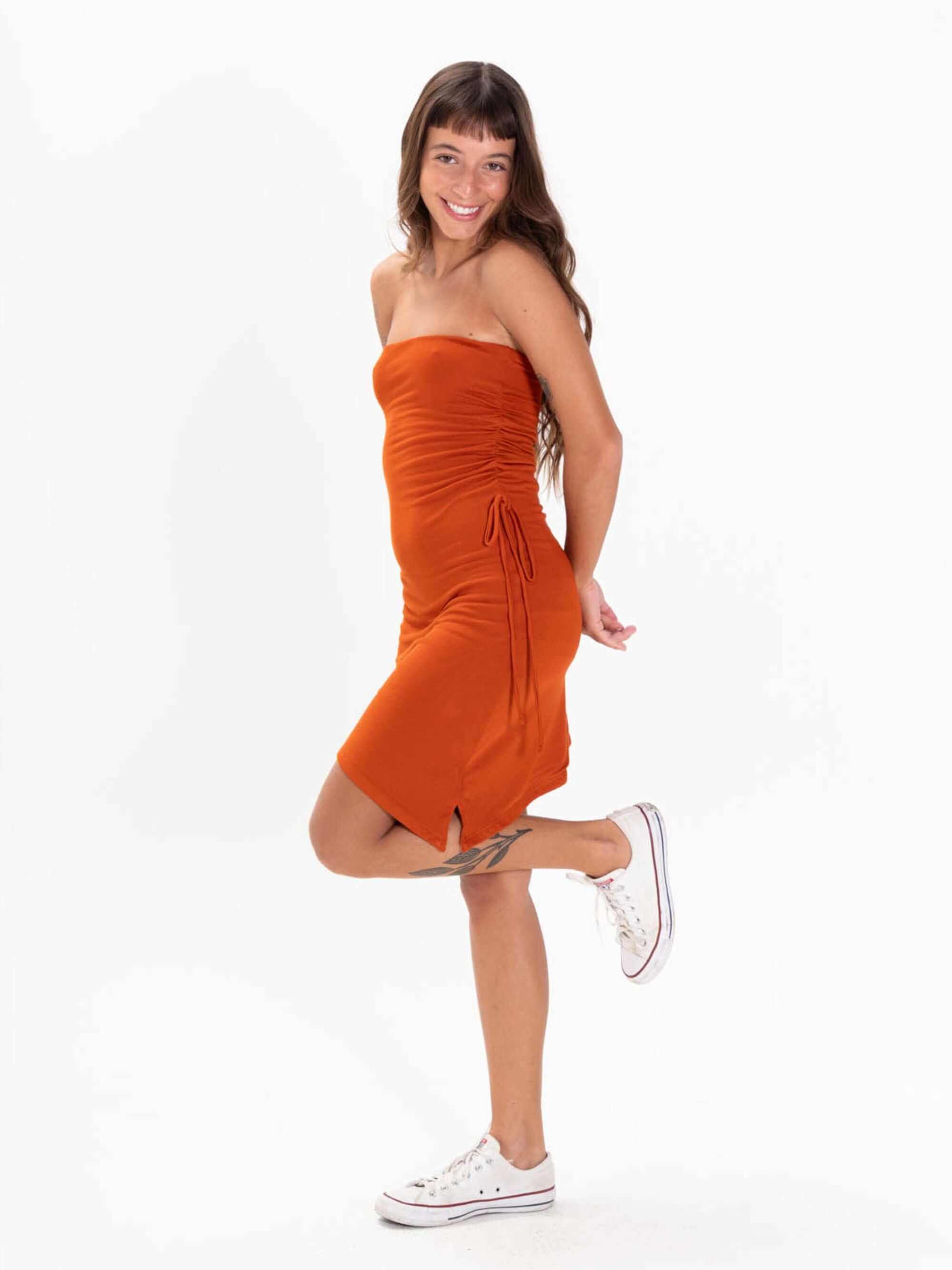 Vestido curto Jaya telha da Greenish, modelo strapless com detalhe franzido e fenda, perfeito para o verão.