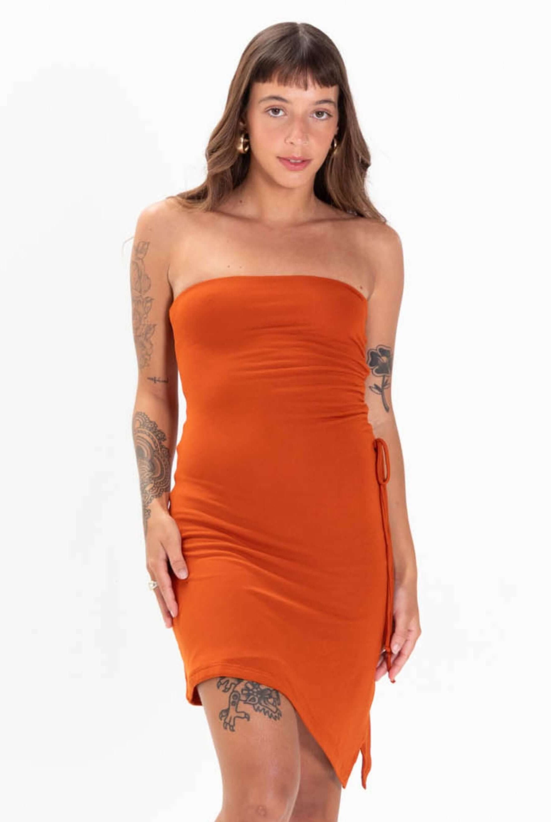 Vestido curto Jaya na cor telha, da marca Greenish, enfatizando estilo e conforto para ocasiões casuais.