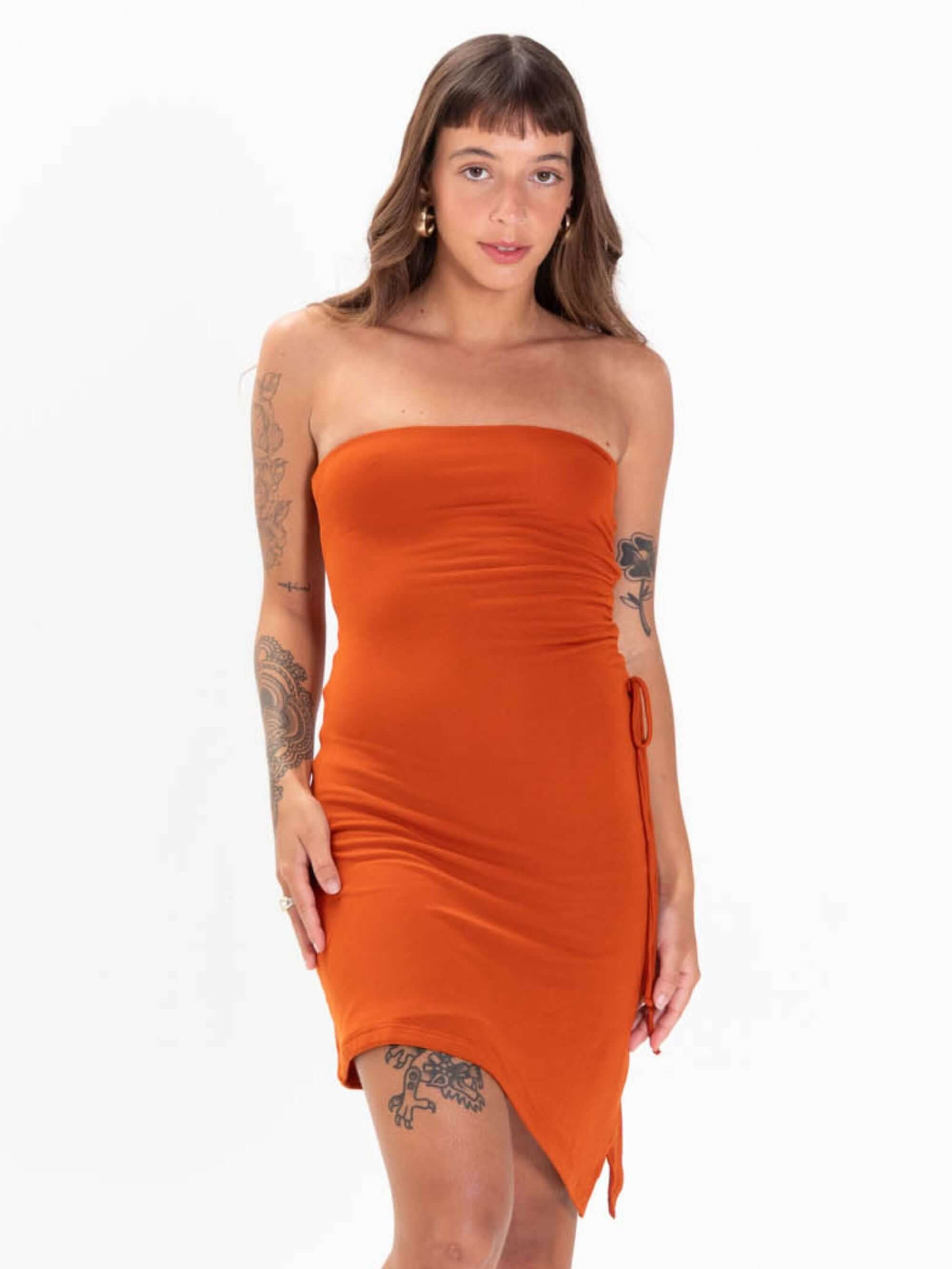 Vestido curto Jaya na cor telha, da marca Greenish, enfatizando estilo e conforto para ocasiões casuais.