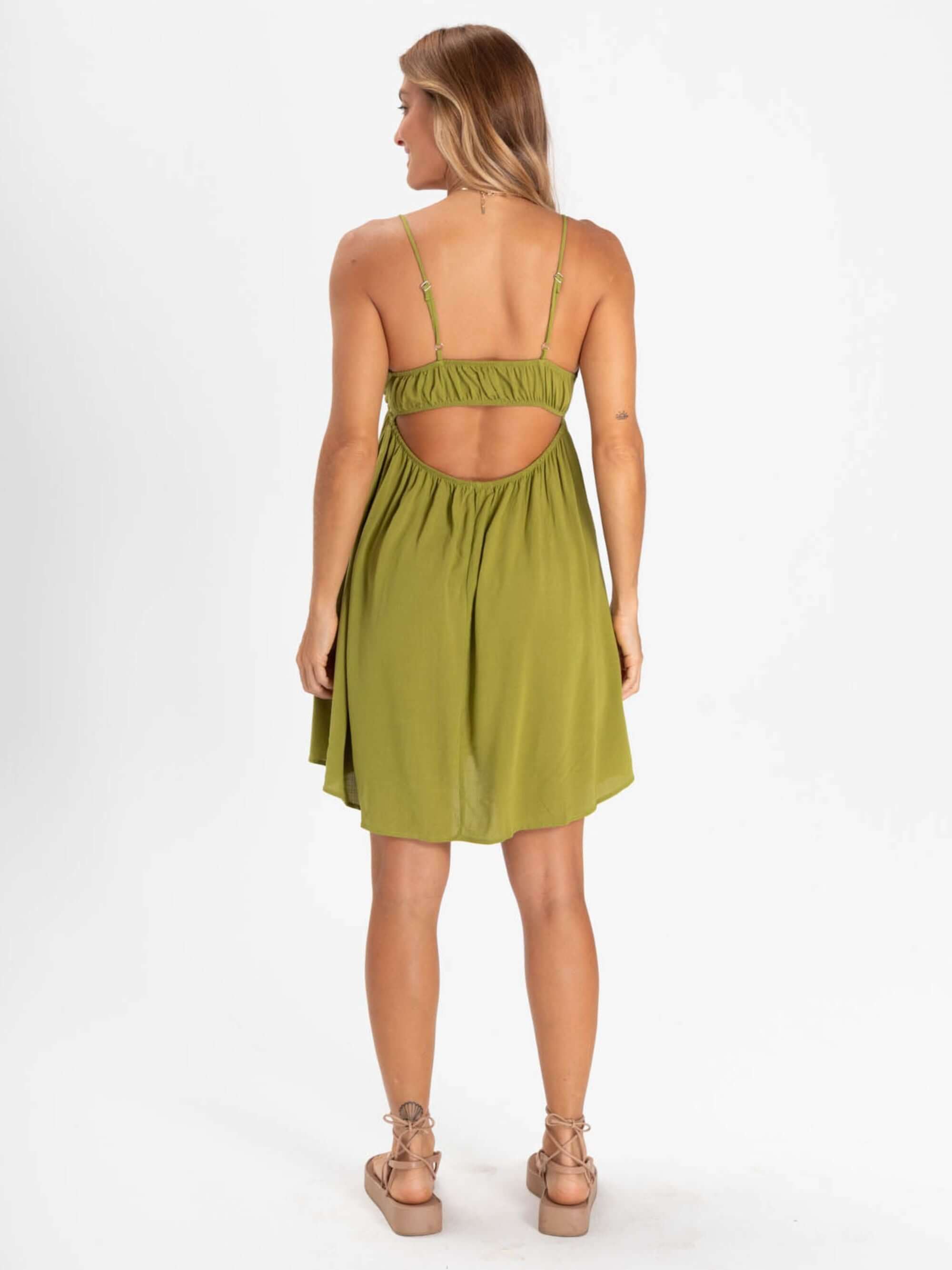 Vestido curto Jess verde da marca Greenish, visto de costas, com detalhe de recorte nas costas.