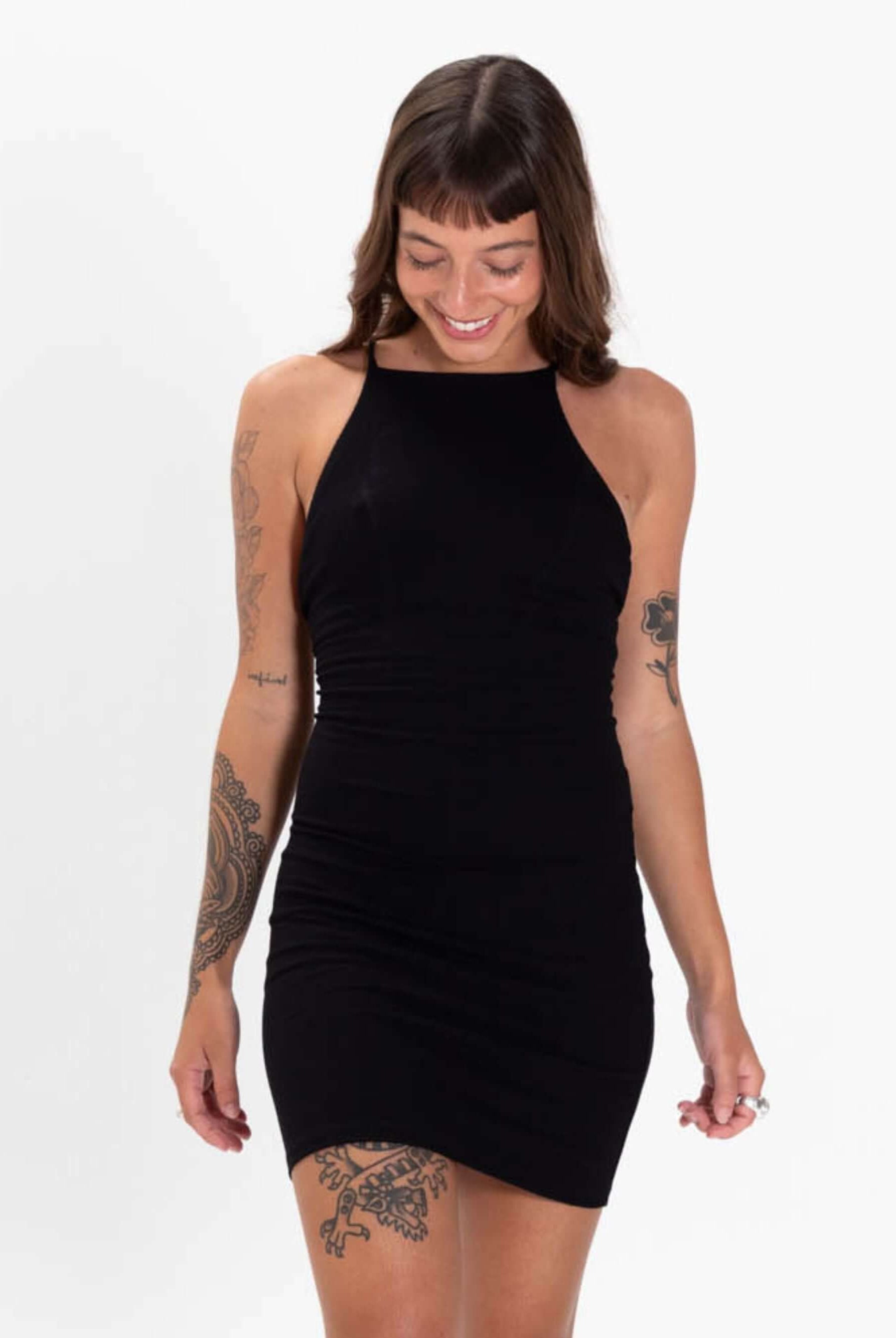 Modelo usando vestido curto preto Katya da marca Greenish, destacando estilo e elegância.