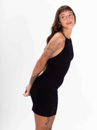 Modelo usando vestido curto Katya da Greenish na cor preta, destacando estilo e elegância.