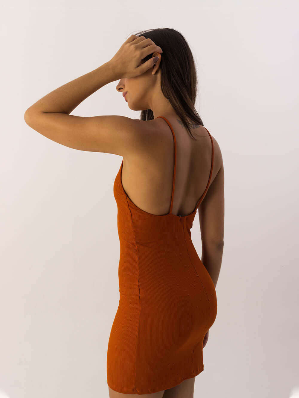 Vestido curto Katya na cor telha, da marca Greenish, com alças finas e ajuste no corpo.