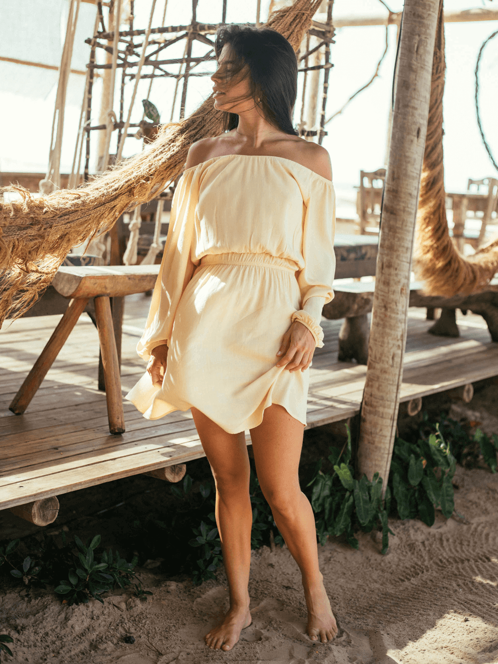 Vestido curto Kayla, leve e fluido, tomara que caia, manga longa, elástico na cintura. Marca: Greenish.