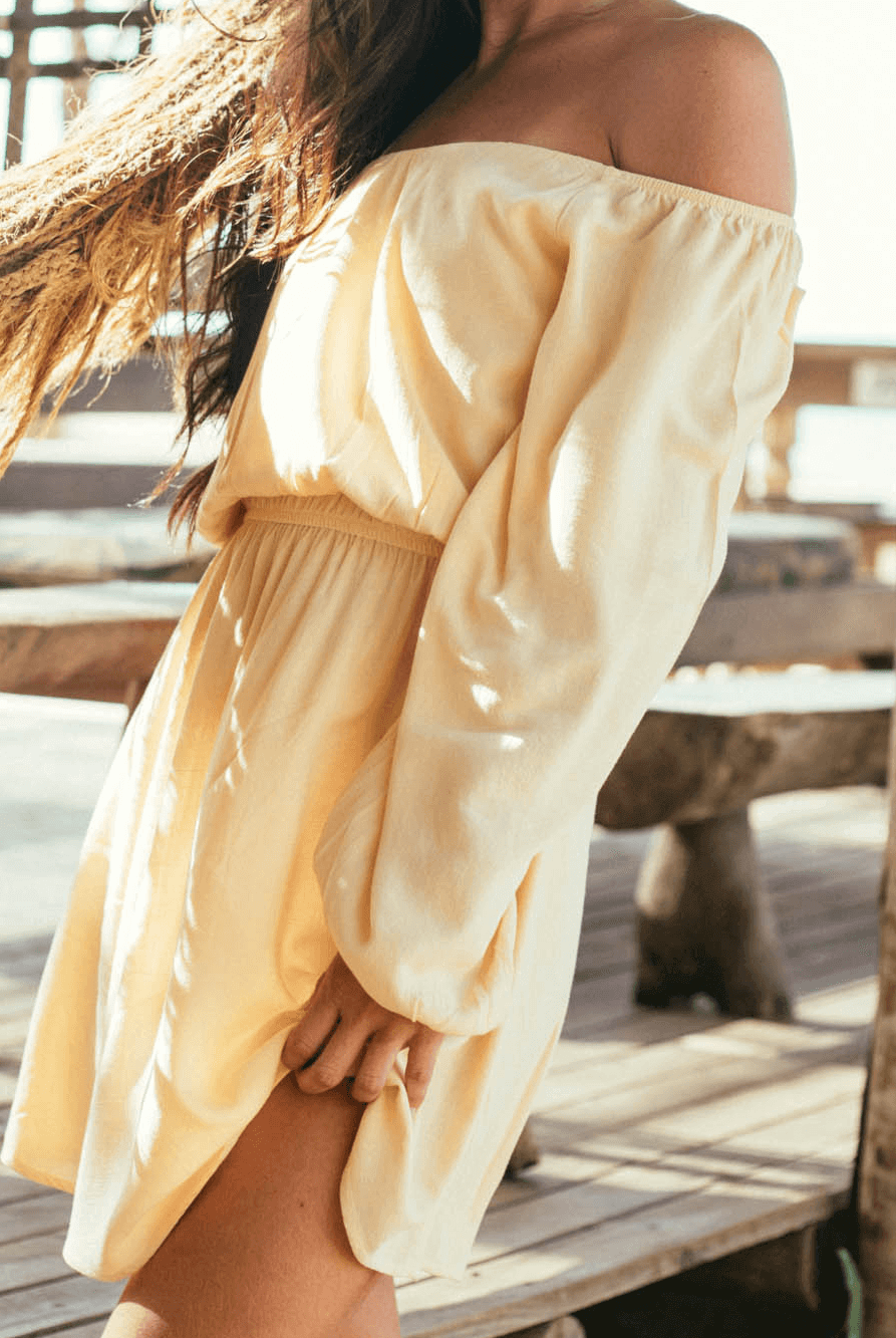 Vestido curto Kayla bege da Greenish, tomara que caia, manga longa com modelagem ampla e leveza, ideal para verão.