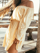 Vestido curto Kayla bege da Greenish, tomara que caia, manga longa com modelagem ampla e leveza, ideal para verão.