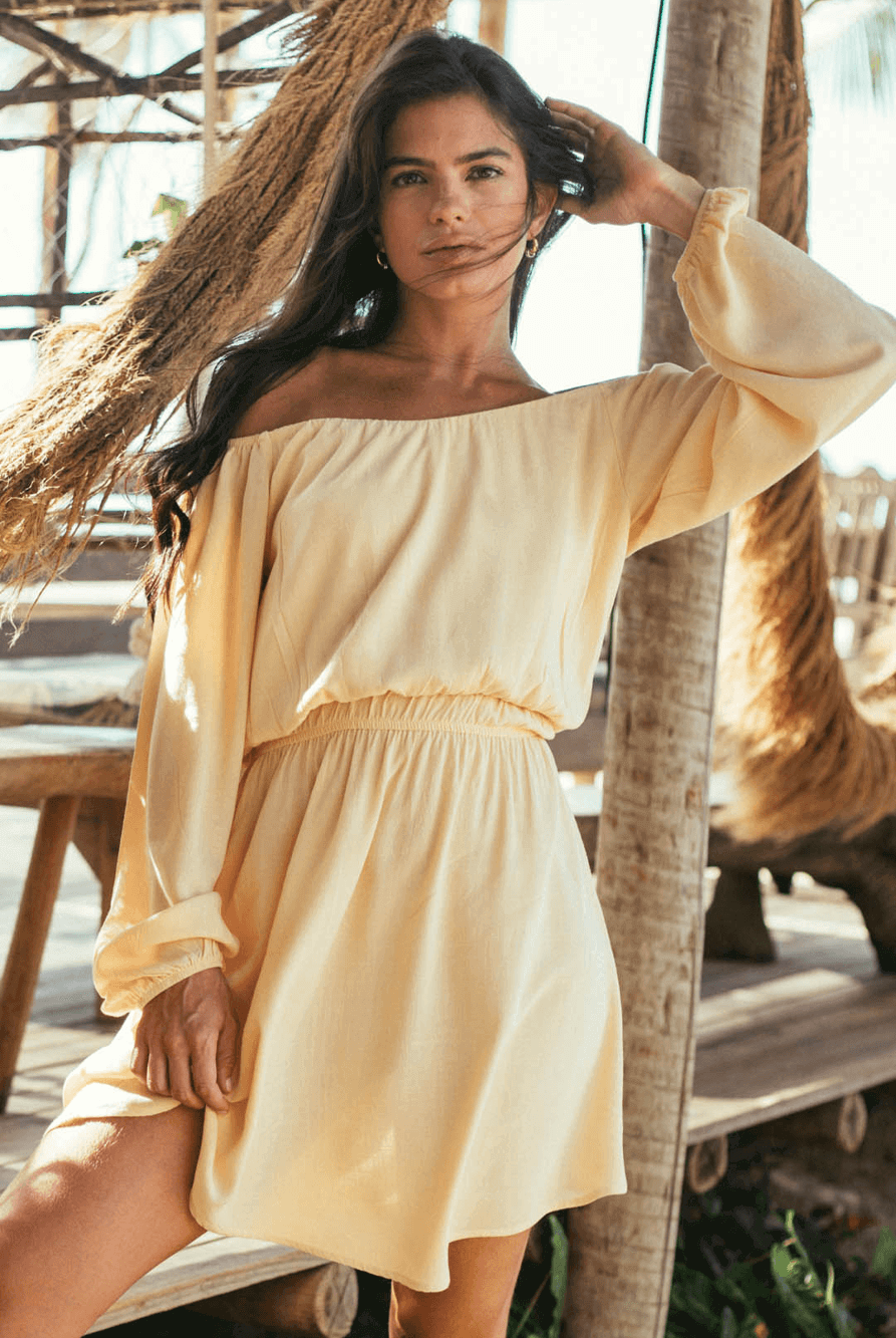 Vestido curto Kayla bege da Greenish com decote tomara que caia e manga longa, feito em viscose leve.