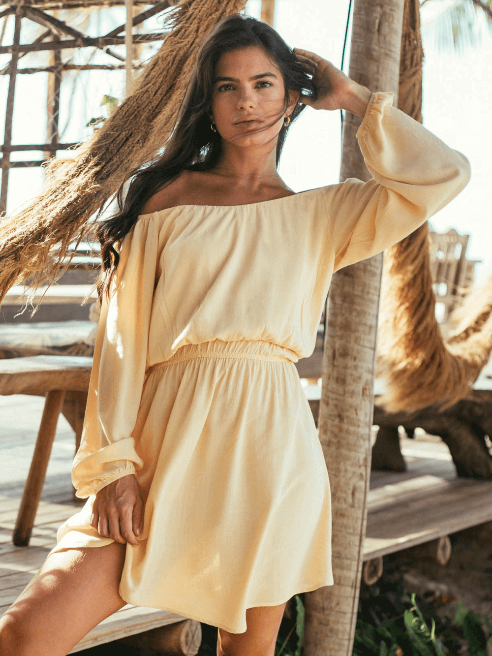 Vestido curto Kayla bege da Greenish com decote tomara que caia e manga longa, feito em viscose leve.