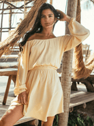 Vestido curto Kayla bege da Greenish com decote tomara que caia e manga longa, feito em viscose leve.