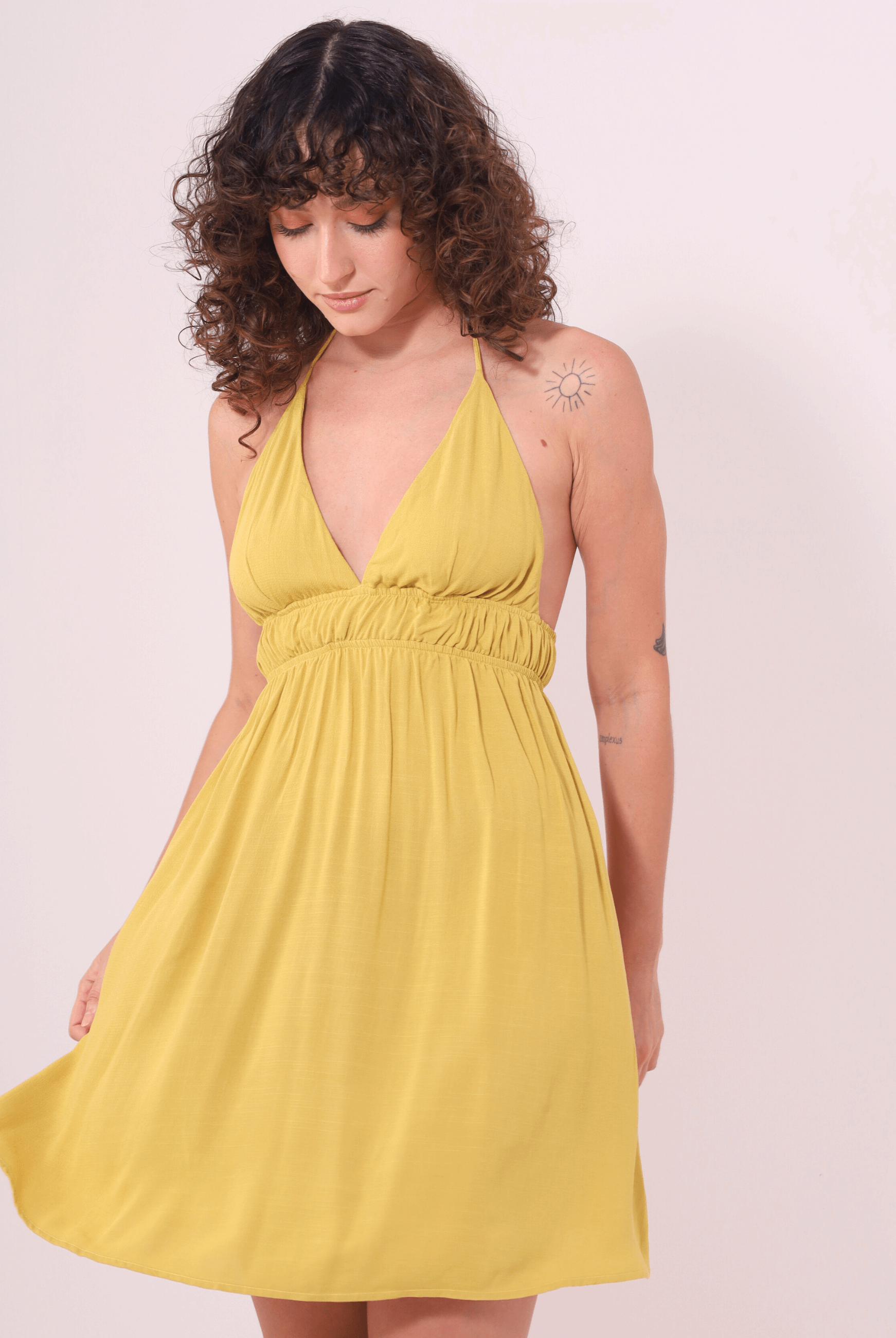 Vestido Curto Lara Amarelo Pistache da marca Greenish, em malha 100% viscose, com conforto e estilo para momentos especiais.