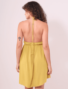 Vista traseira do Vestido Curto Lara em Amarelo Pistache da Greenish, confeccionado em malha de viscose 100% com design confortável.