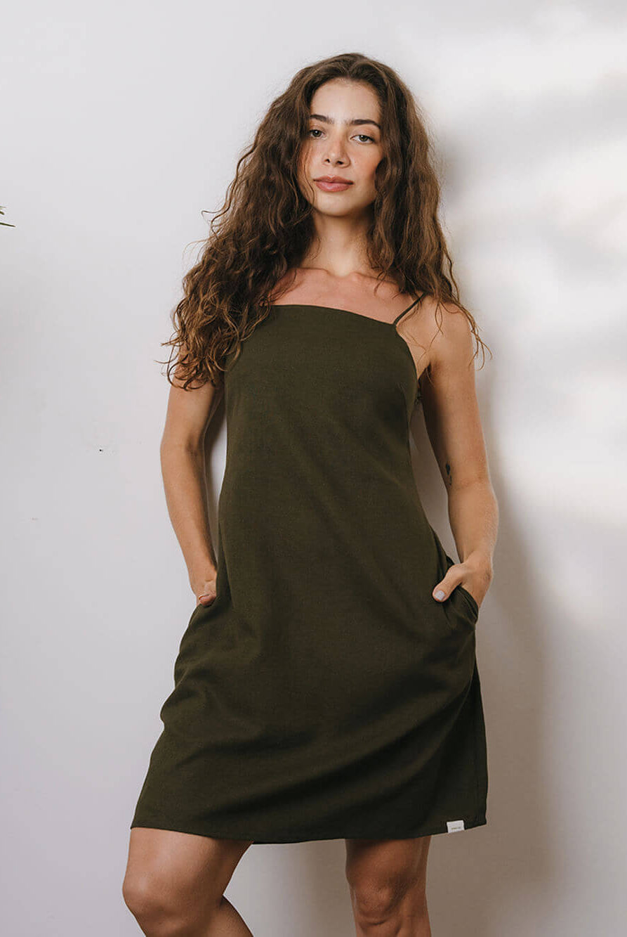 Vestido curto Maggie verde da Greenish, com caimento moderno, alças reguláveis e bolsos laterais.
