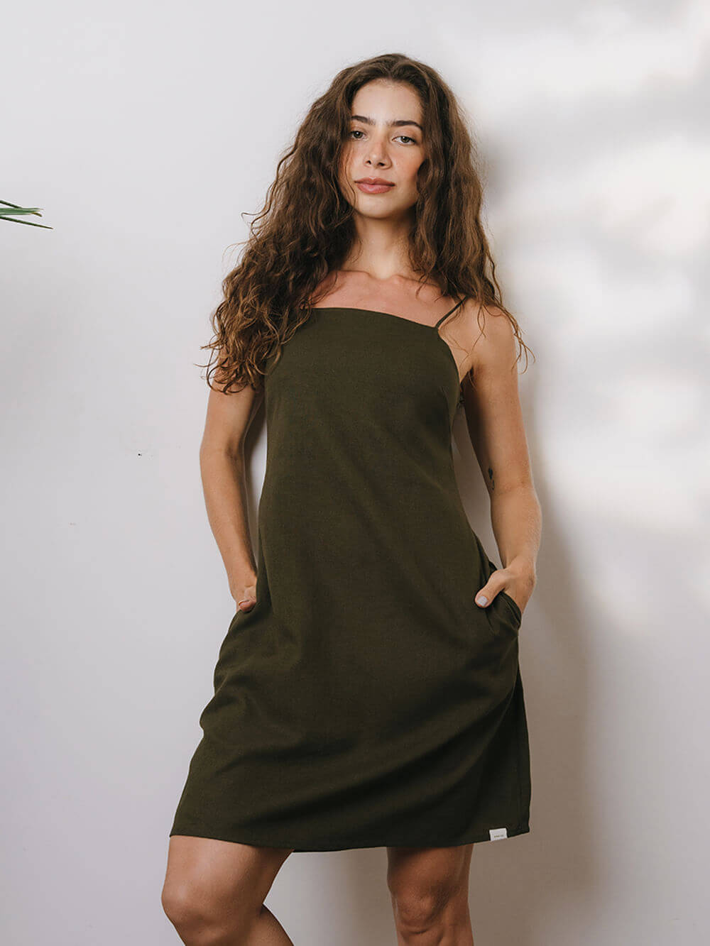 Vestido curto Maggie verde da Greenish, com caimento moderno, alças reguláveis e bolsos laterais.