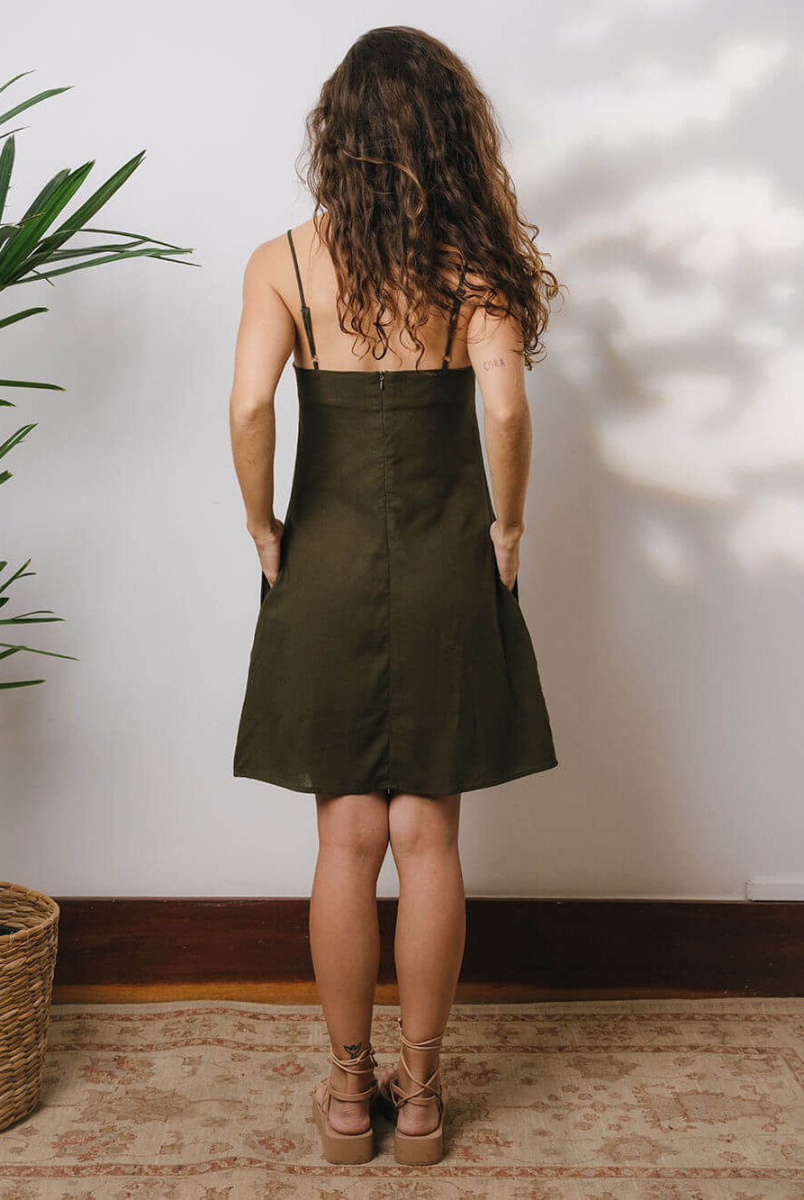 Vestido Curto Maggie Verde da Greenish com alças reguláveis e bolsos laterais, modelo casual e elegante.