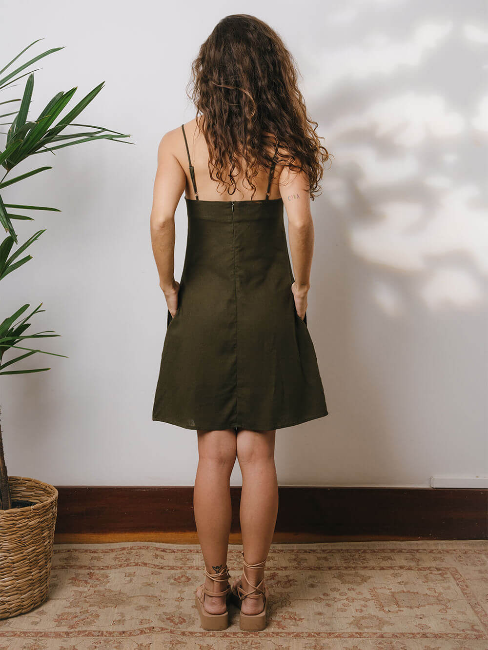 Vestido Curto Maggie Verde da Greenish com alças reguláveis e bolsos laterais, modelo casual e elegante.