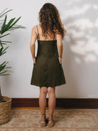 Vestido Curto Maggie Verde da Greenish com alças reguláveis e bolsos laterais, modelo casual e elegante.