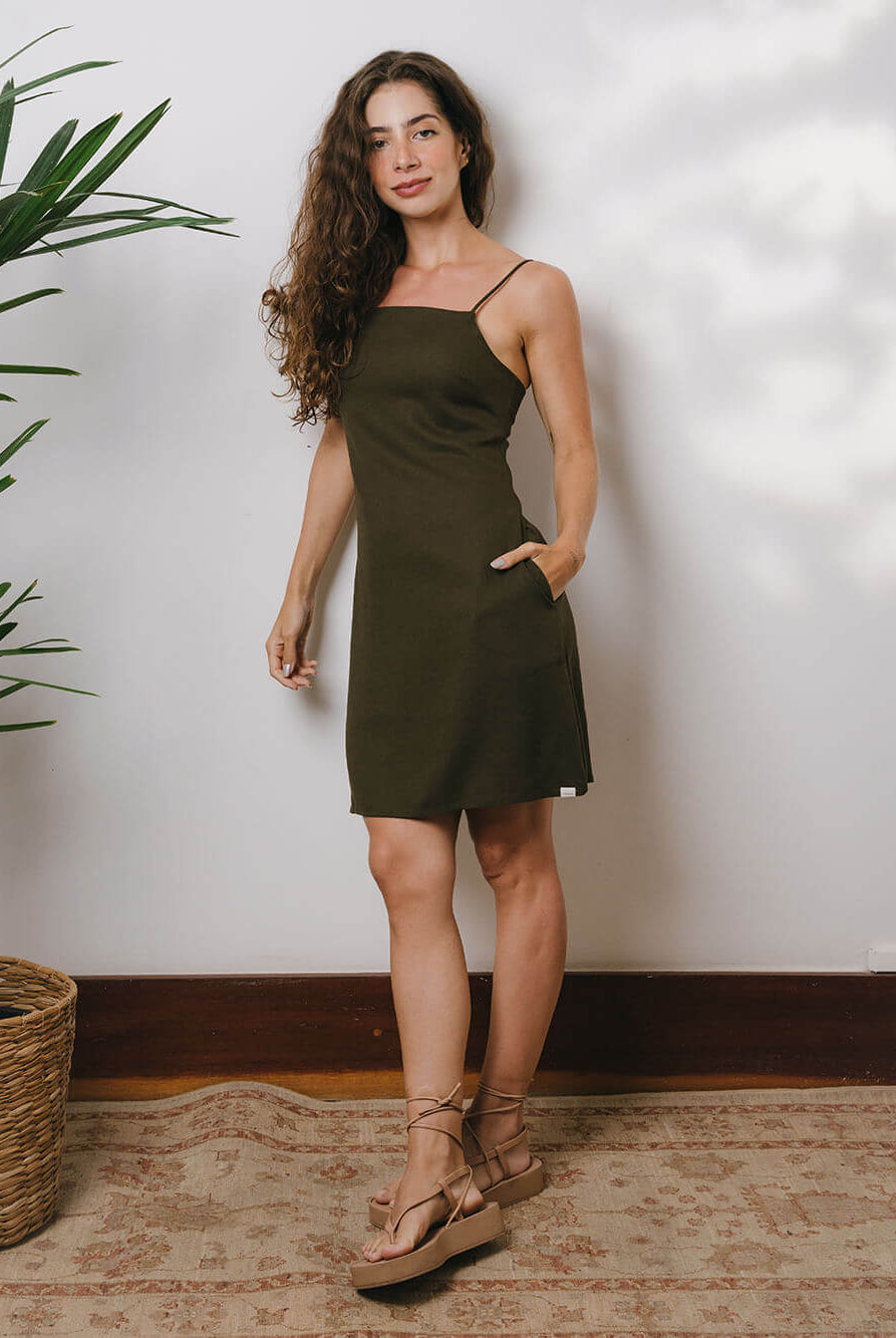 Vestido Curto Maggie Verde da marca Greenish, com alças reguláveis e bolsos laterais, casual e elegante.