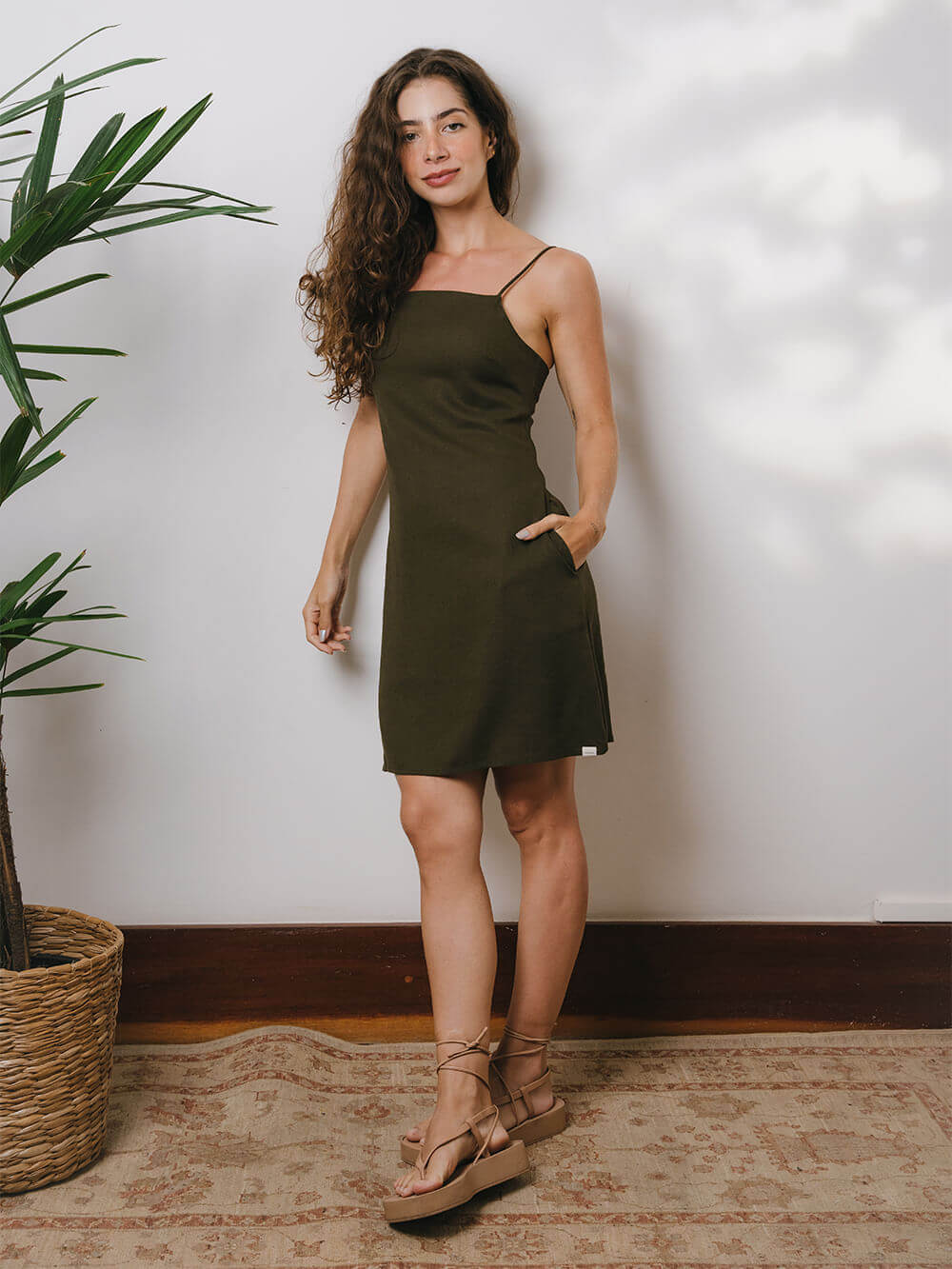 Vestido Curto Maggie Verde da marca Greenish, com alças reguláveis e bolsos laterais, casual e elegante.