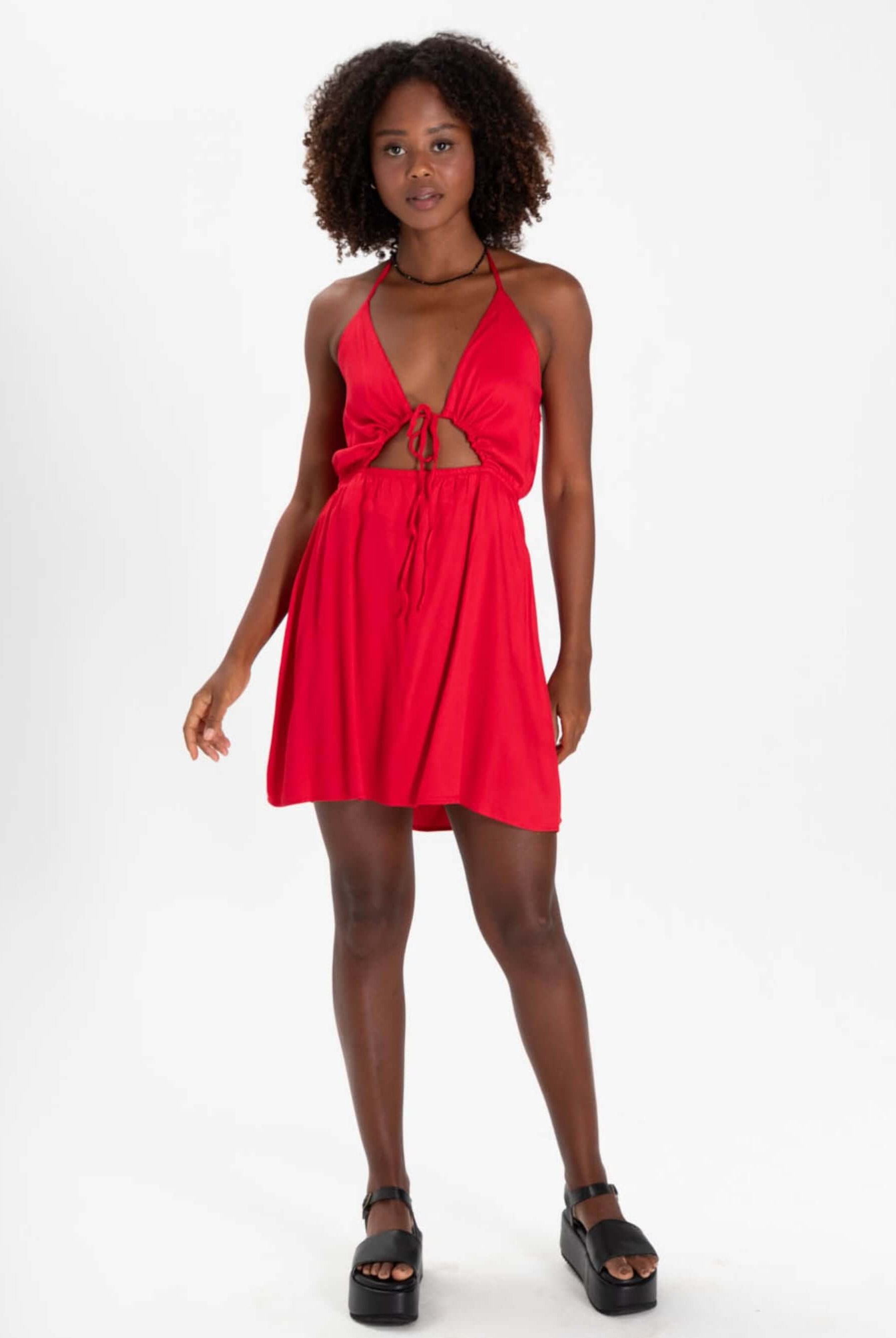 Vestido curto Marley bordô da marca Greenish, leve e prático, com amarração e decote ajustável.