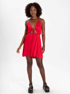 Vestido curto Marley bordô da marca Greenish, leve e prático, com amarração e decote ajustável.