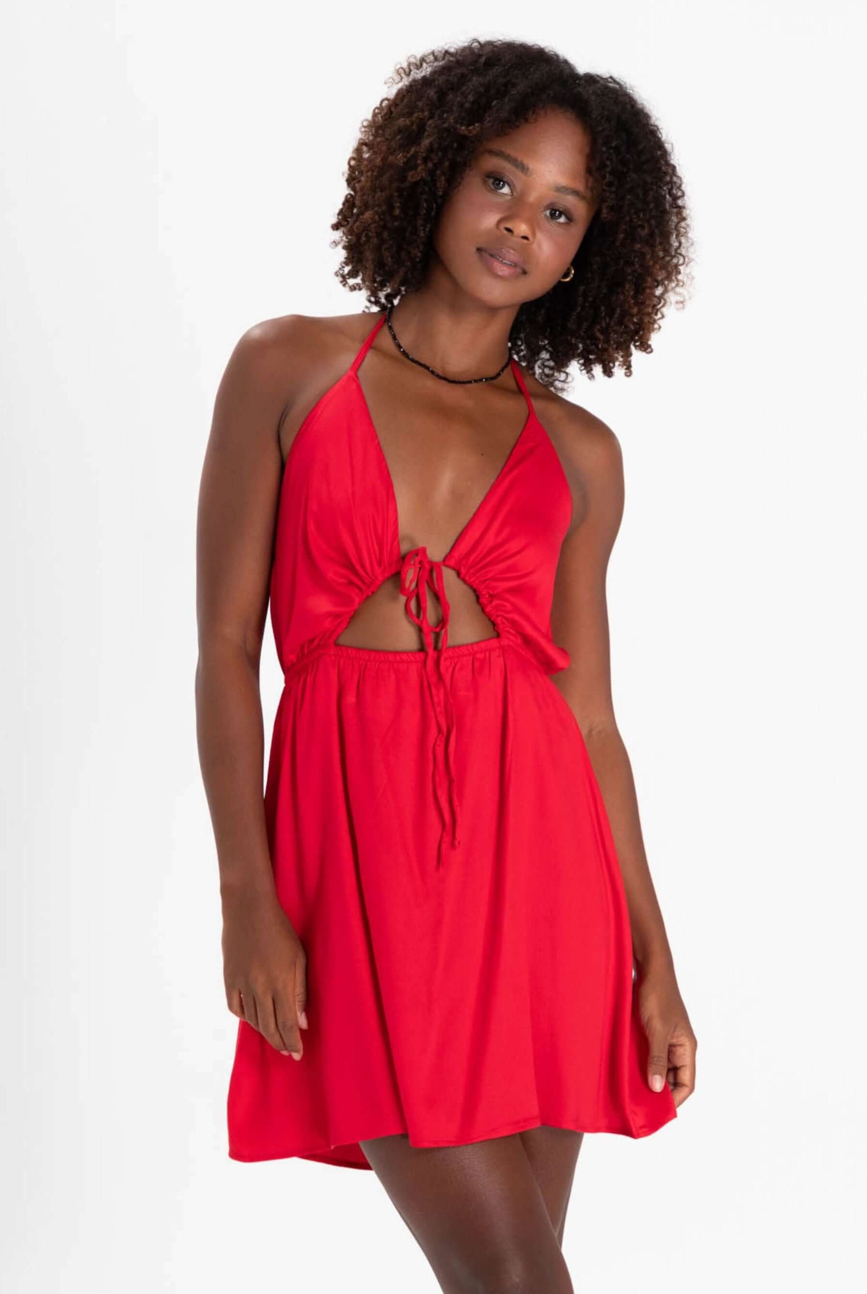 Vestido curto Marley da Greenish, leve e prático, com amarração no pescoço e caimento soltinho em tecido leve.