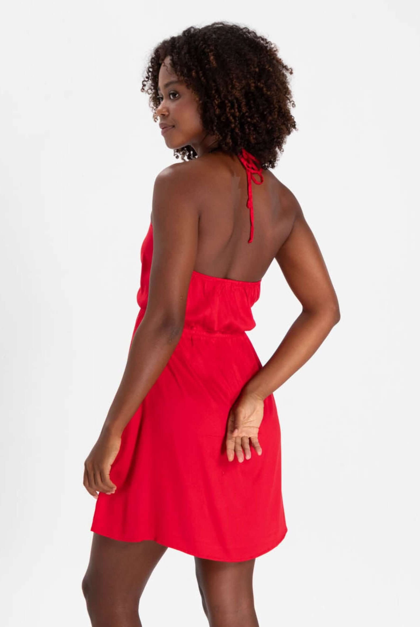 Vestido Curto Marley Bordô da Greenish, leve e confortável, realçando a beleza com amarração no pescoço.