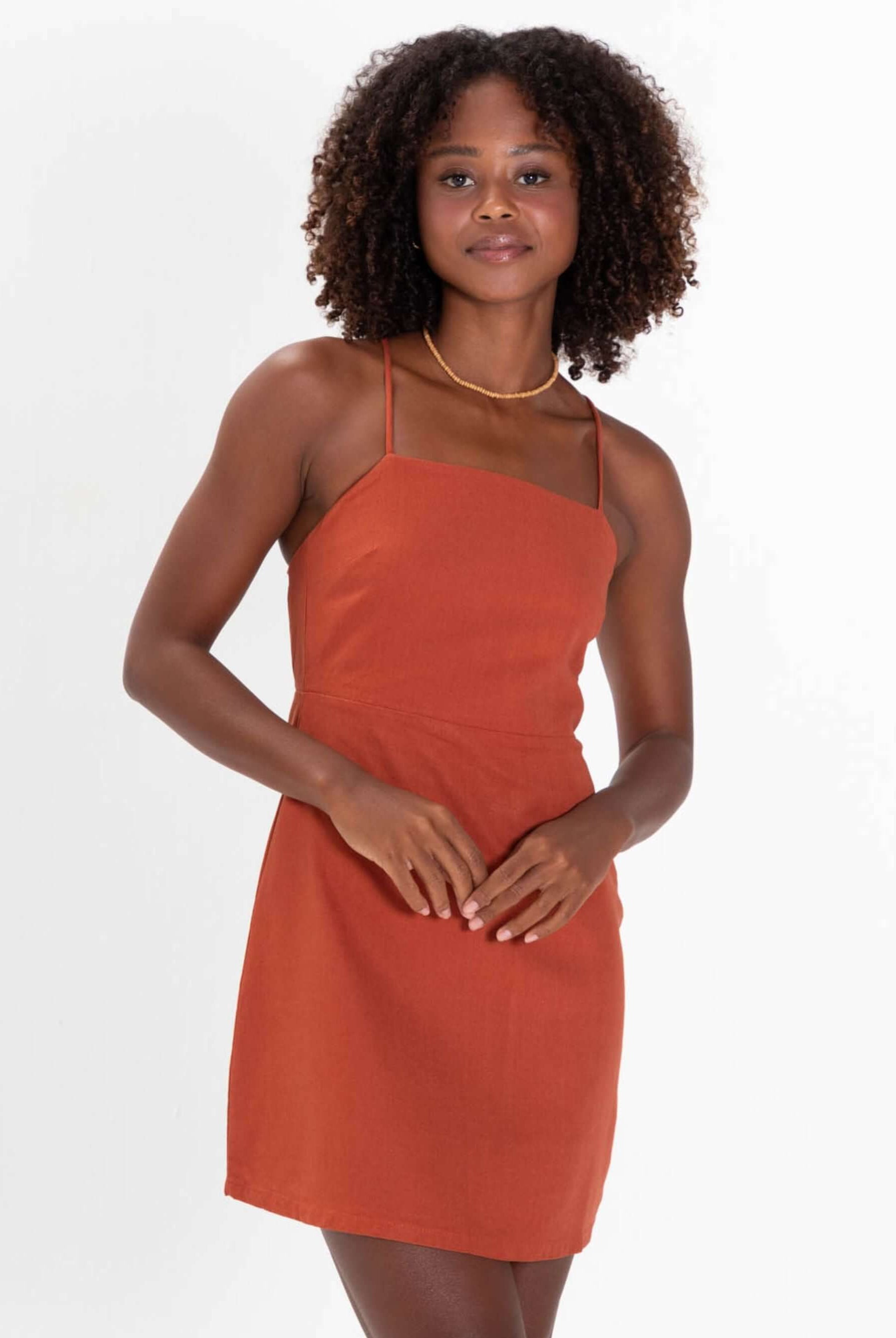 Vestido curto Milly Marron da Greenish, com decote quadrado e alças reguláveis, ideal para o verão.