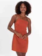 Vestido curto Milly Marron da Greenish, com decote quadrado e alças reguláveis, ideal para o verão.