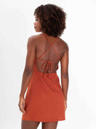 Vestido curto Milly da Greenish, marrom, com alças cruzadas e zíper discreto, ideal para ocasiões especiais.