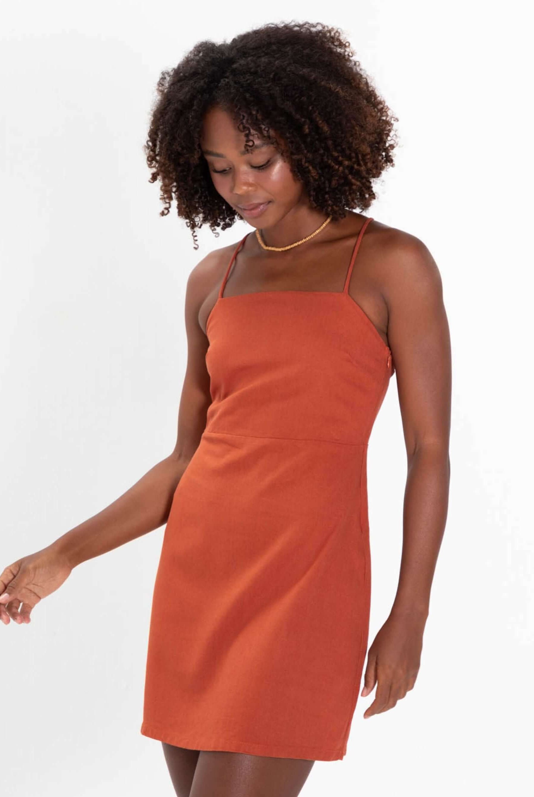 Vestido curto Milly em tom marrom da marca Greenish, com decote quadrado e alças reguláveis.