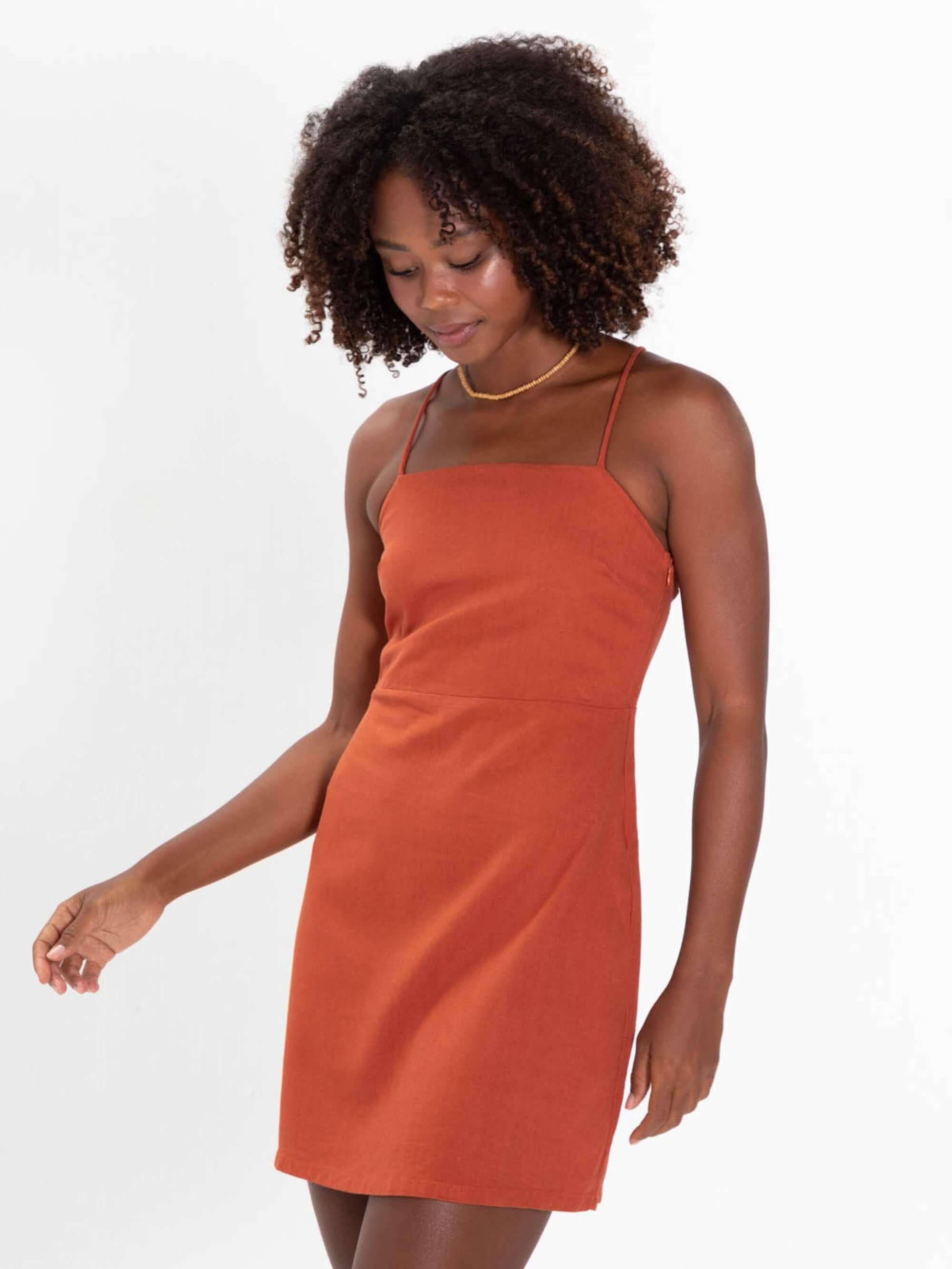 Vestido curto Milly em tom marrom da marca Greenish, com decote quadrado e alças reguláveis.