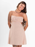 Vestido curto Nath da Greenish na cor natural, modelagem leve e descontraída, ideal para dias ensolarados.