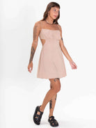 Vestido curto Nath natural da marca Greenish, modelo feminino elegante com detalhes recortados e alças finas.