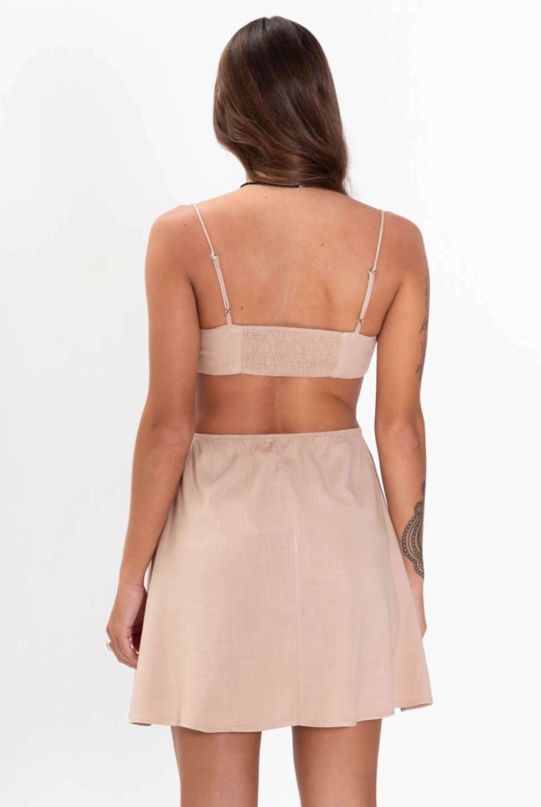 Vestido curto Nath Natural da Greenish, com design leve e confortável, perfeito para dias quentes.