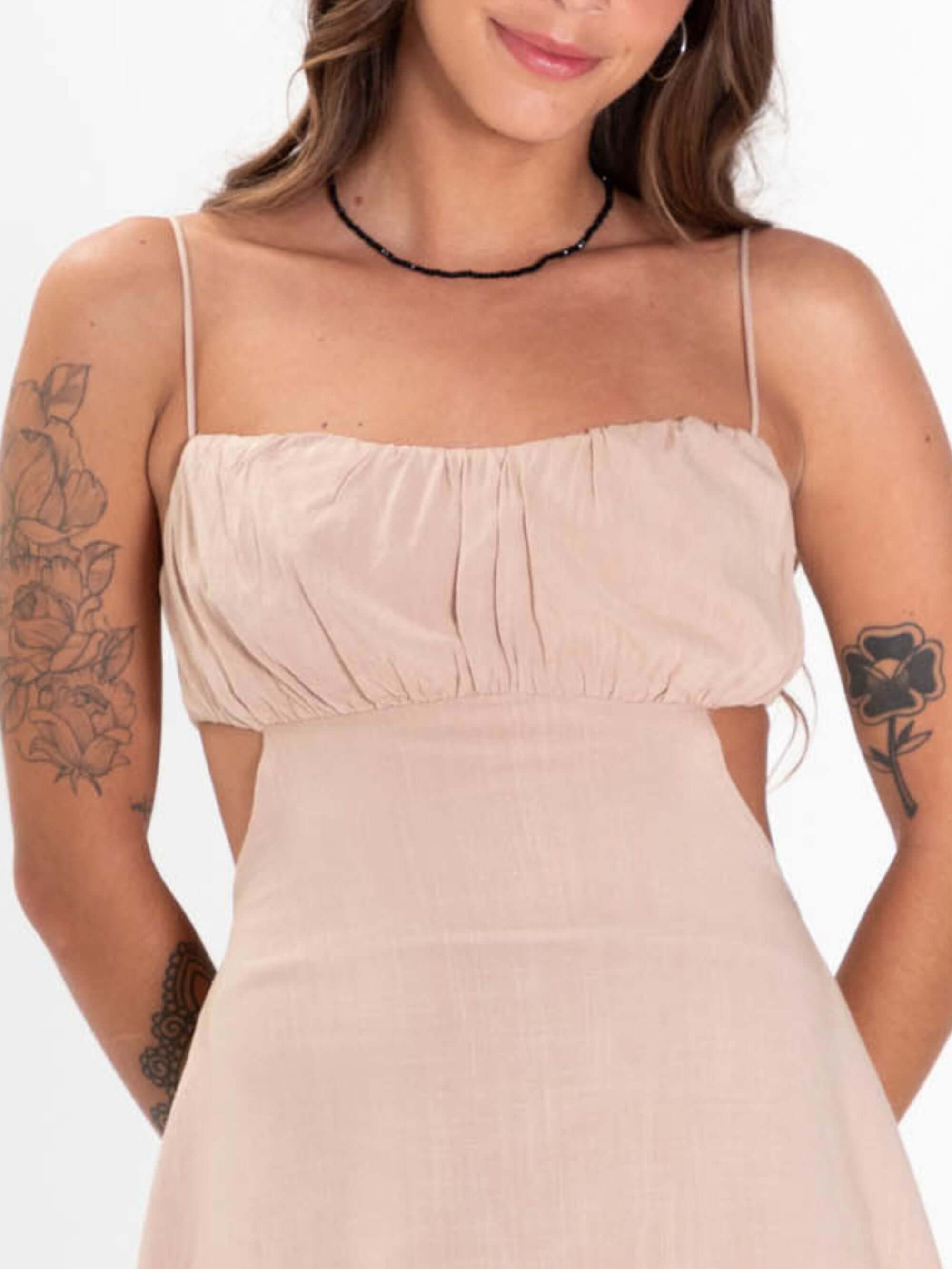 Vestido curto Nath da Greenish, estilo natural, com alças finas e detalhes franzidos, ideal para o verão.