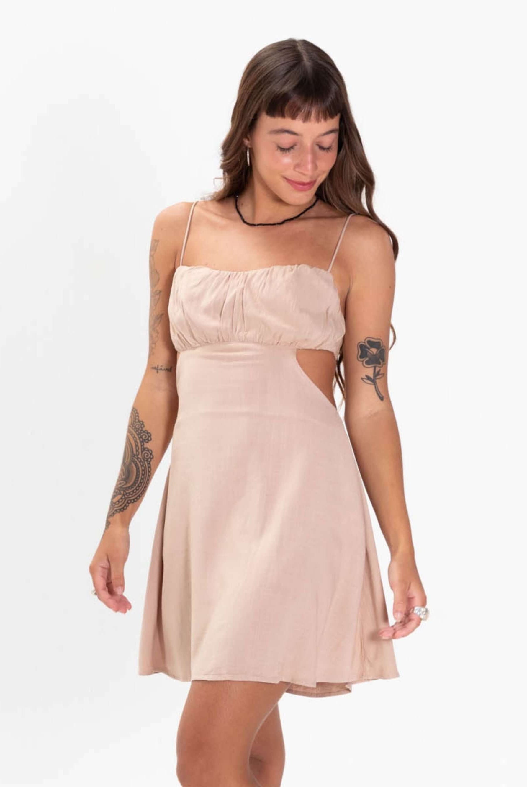 Vestido curto natural da Greenish, com alças finas e detalhe recortado, ideal para dias quentes.