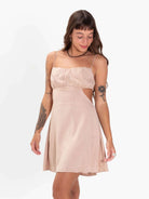 Vestido curto natural da Greenish, com alças finas e detalhe recortado, ideal para dias quentes.