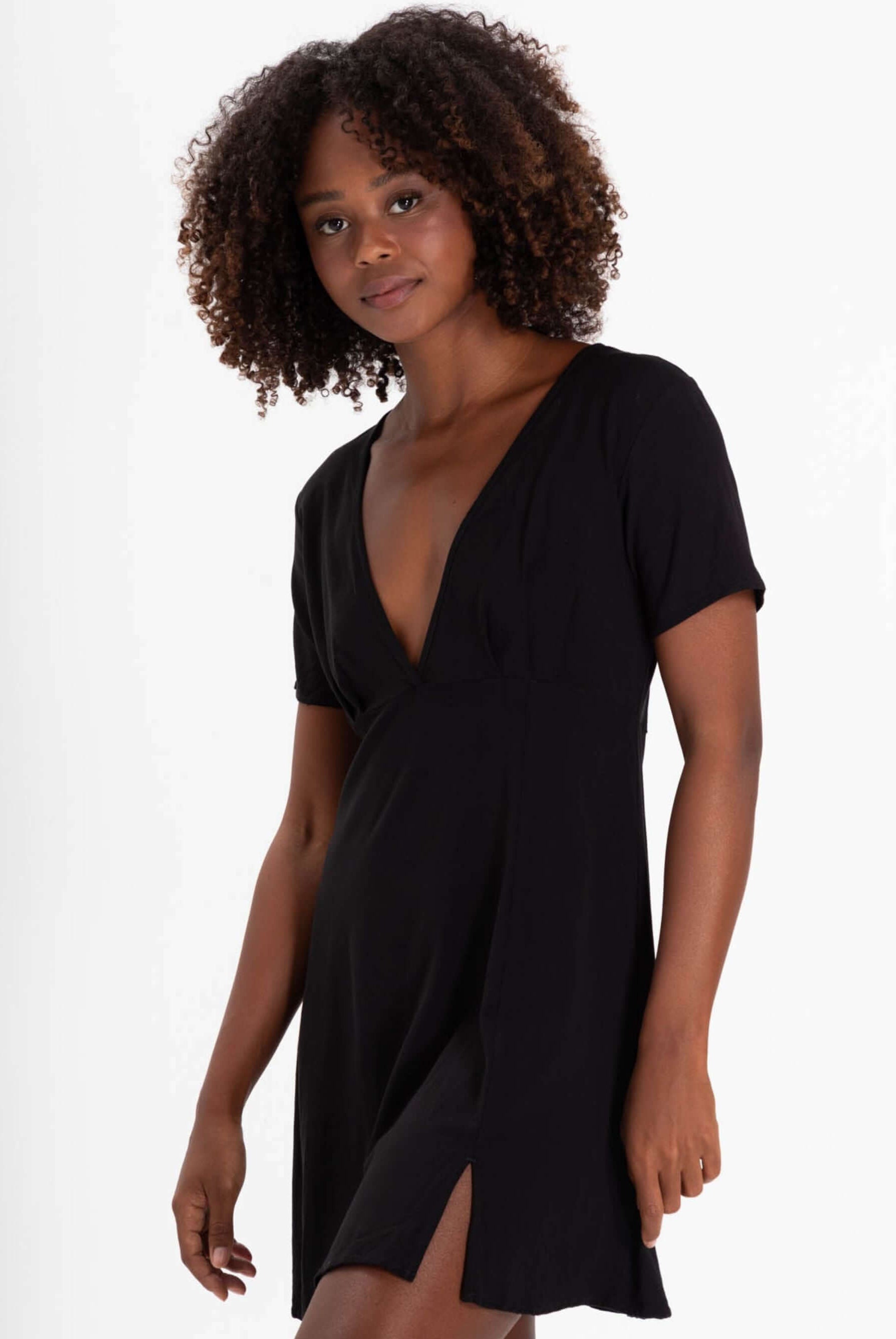 Vestido curto preto com decote em V e mangas soltinhas. Perfeito para o verão. Brand: Greenish.