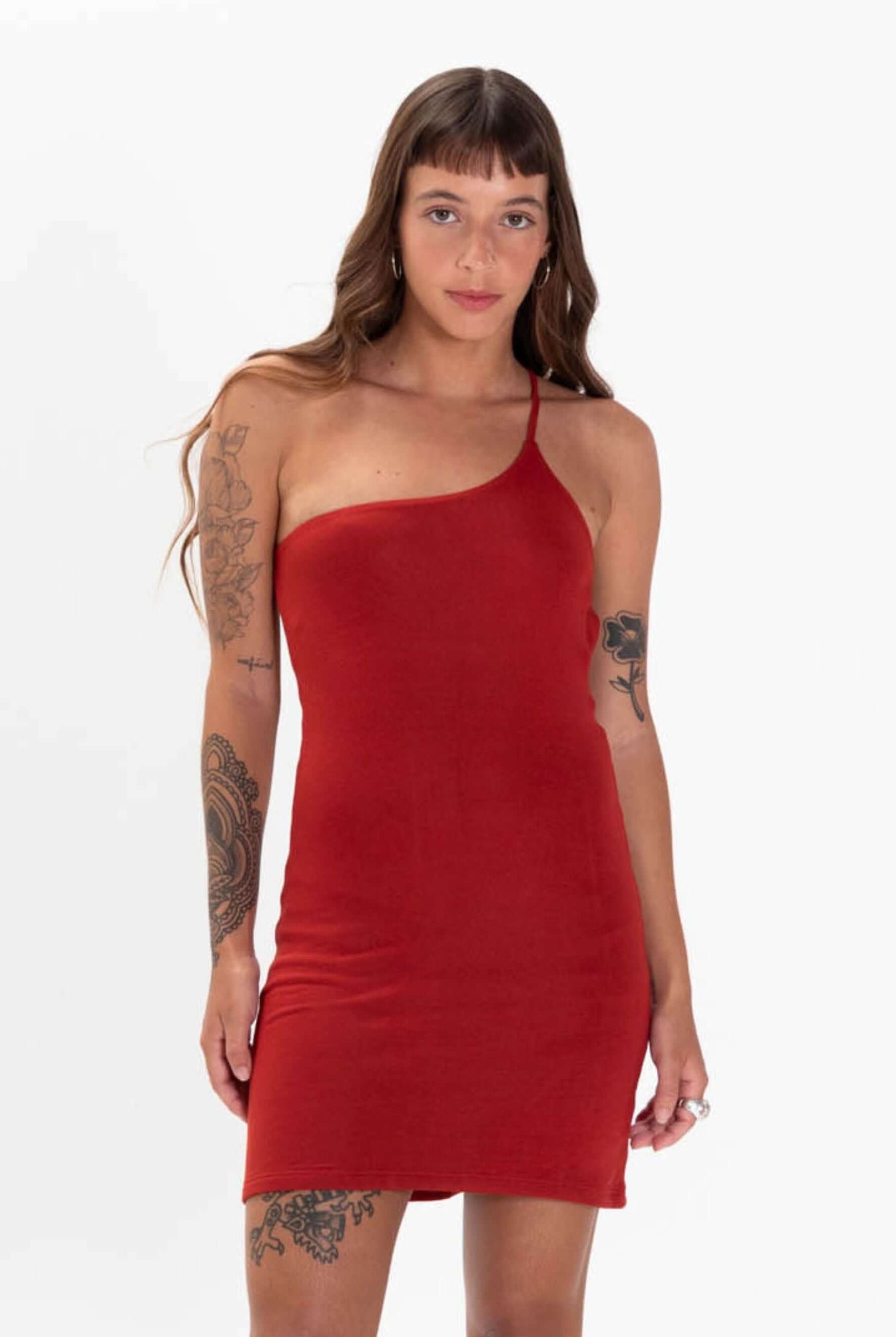 Vestido curto Renata da Greenish na cor ferrugem, com decote assimétrico e caimento ajustado, estilo romântico e casual.