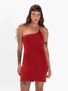 Vestido curto Renata da Greenish na cor ferrugem, com decote assimétrico e caimento ajustado, estilo romântico e casual.