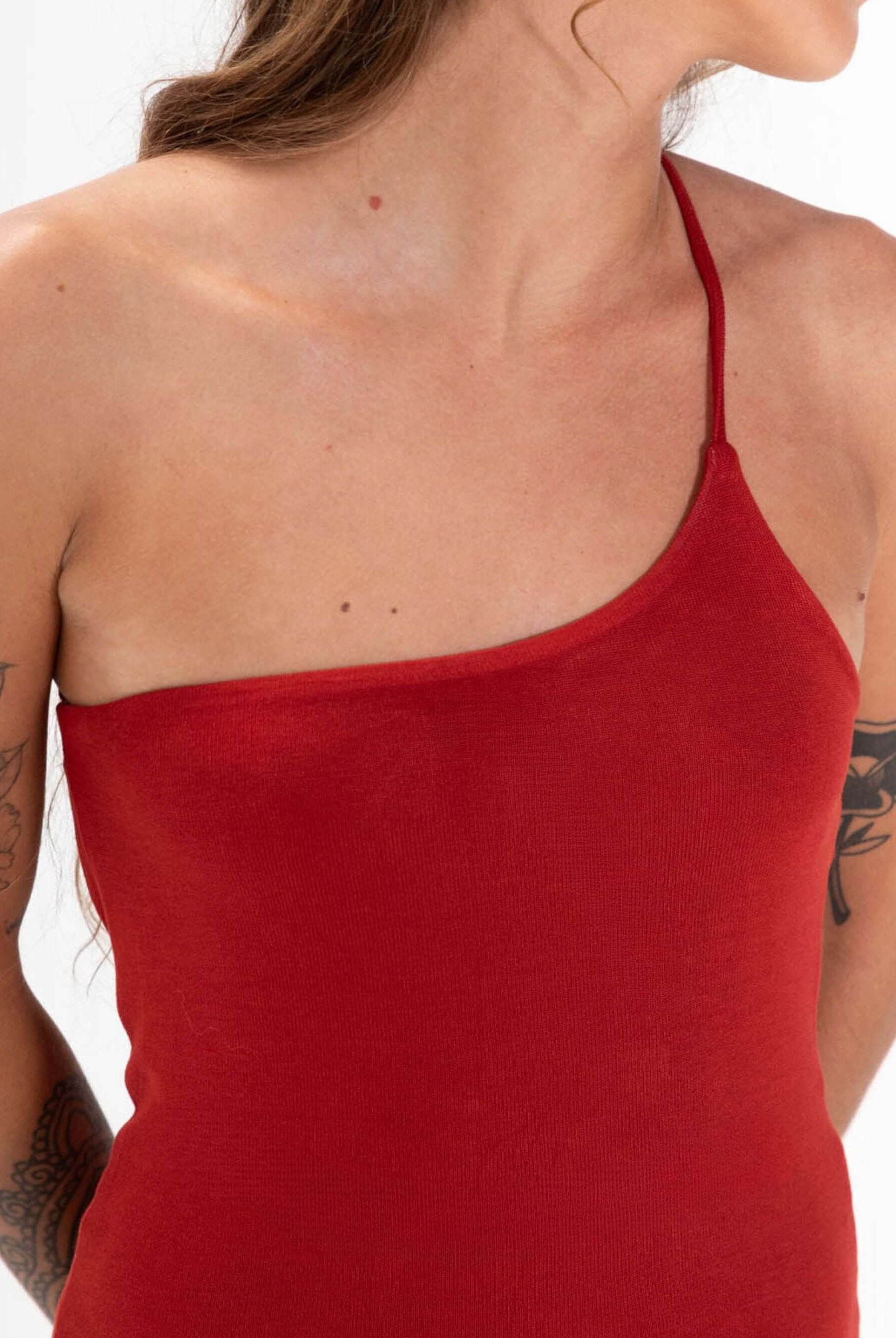 Vestido curto Renata da Greenish em ferrugem, com decote assimétrico e alça fina, ideal para looks casuais e românticos.