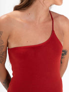 Vestido curto Renata da Greenish em ferrugem, com decote assimétrico e alça fina, ideal para looks casuais e românticos.