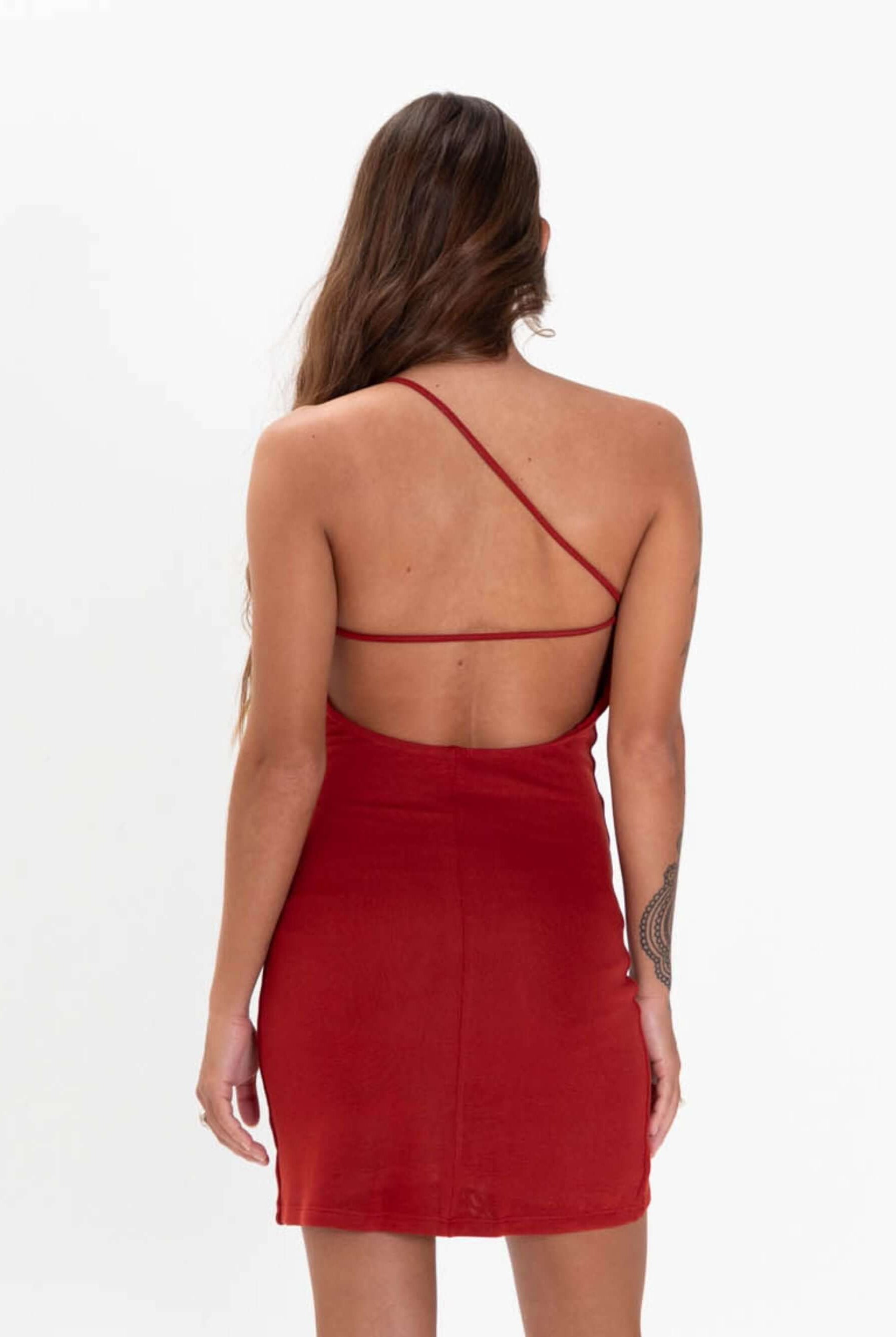 Vestido curto Renata, ferrugem, com decote assimétrico e caimento ajustado. Estilo moderno e romântico da marca Greenish.