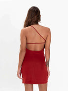 Vestido curto Renata, ferrugem, com decote assimétrico e caimento ajustado. Estilo moderno e romântico da marca Greenish.