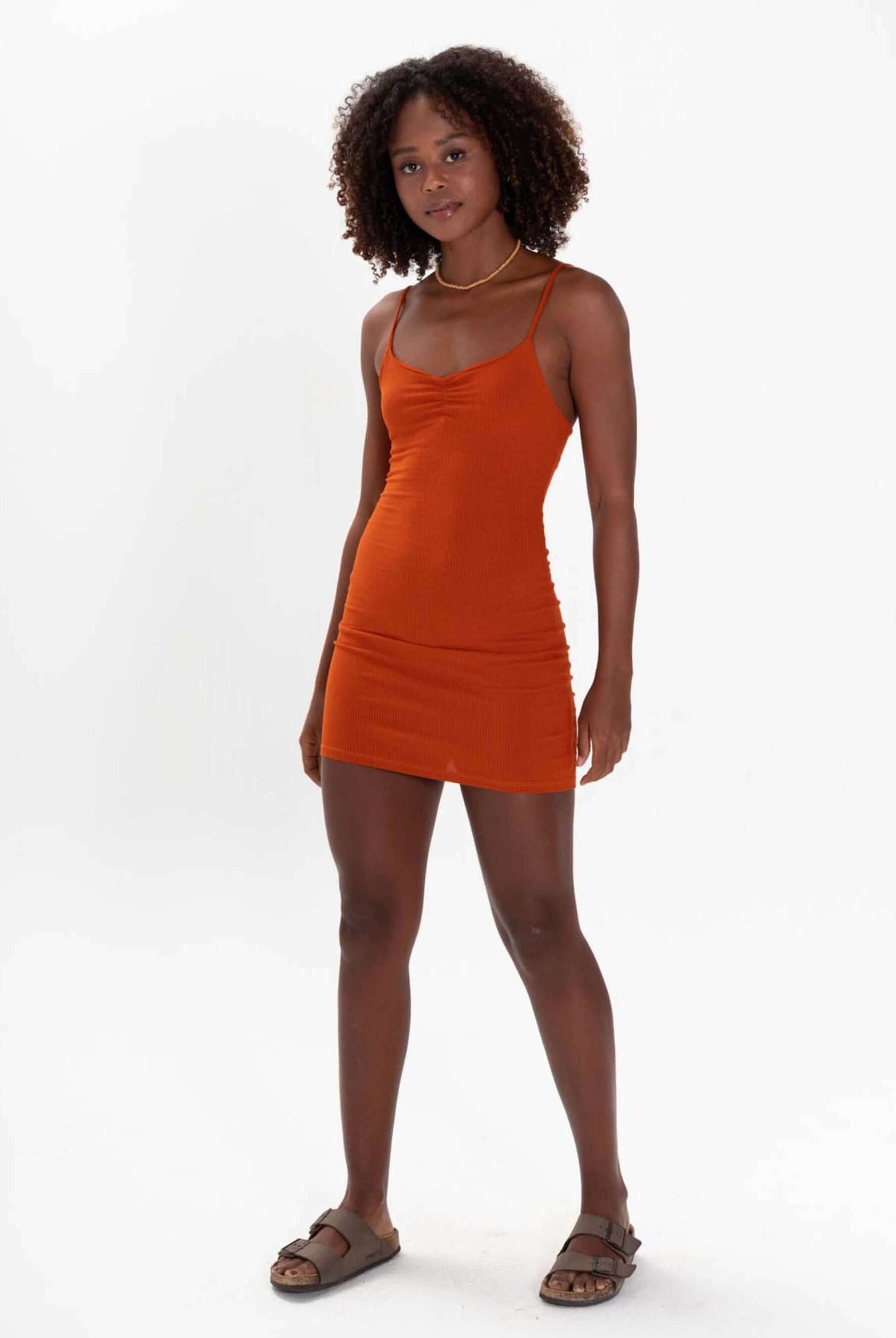 Vestido curto Tania na cor telha, da marca Greenish, ideal para looks casuais e frescos.